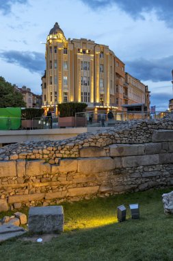 Plovdiv, Bulgaristan - 10 Mayıs 2019: Plovdiv şehrinde Dzhumaya Camii ve Roma Stadyumu yakınlarındaki merkezi yaya caddesinin gün batımı görünümü, Bulgaristan