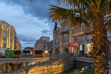 Plovdiv, Bulgaristan - 10 Mayıs 2019: Plovdiv şehrinde Dzhumaya Camii ve Roma Stadyumu yakınlarındaki merkezi yaya caddesinin gün batımı görünümü, Bulgaristan