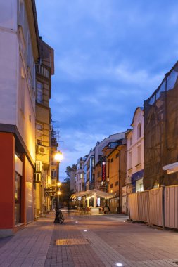 Plovdiv, Bulgaristan - 10 Mayıs 2019: Plovdiv şehrindeki Kapana semtinde sokakların gün batımı görünümü, Bulgaristan