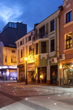 Plovdiv, Bulgaristan - 10 Mayıs 2019: Plovdiv şehrindeki Kapana semtinde sokakların gün batımı görünümü, Bulgaristan