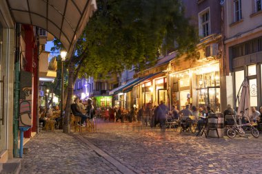 Plovdiv, Bulgaristan - 10 Mayıs 2019: Plovdiv şehrindeki Kapana semtinde sokakların gün batımı görünümü, Bulgaristan