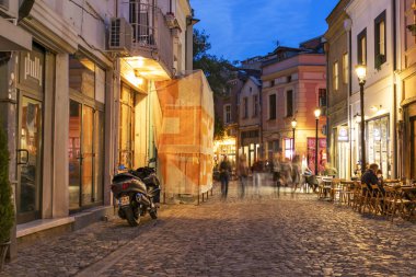 Plovdiv, Bulgaristan - 10 Mayıs 2019: Plovdiv şehrindeki Kapana semtinde sokakların gün batımı görünümü, Bulgaristan