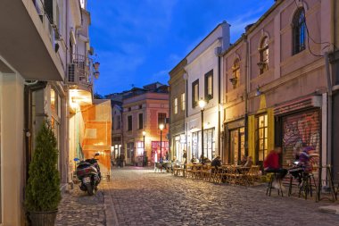 Plovdiv, Bulgaristan - 10 Mayıs 2019: Plovdiv şehrindeki Kapana semtinde sokakların gün batımı görünümü, Bulgaristan