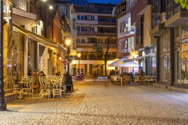 Plovdiv, Bulgaristan - 10 Mayıs 2019: Plovdiv şehrindeki Kapana semtinde sokakların gün batımı görünümü, Bulgaristan