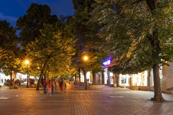 Plovdiv, Bulgaristan - 10 Mayıs 2019: Plovdiv şehrinde ki merkezi yaya caddesinin gün batımı görünümü, Bulgaristan