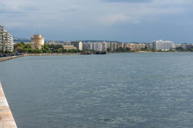 Selanik, Yunanistan - 30 Eylül 2017: Selanik şehrinin sahil caddesi panoraması, Orta Makedonya, Yunanistan