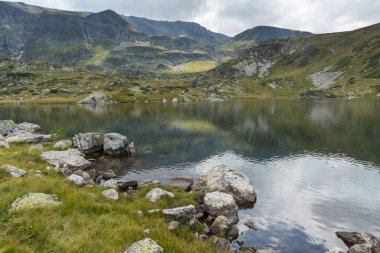Seven Rila Lakes, Rila Mountain, Bulgaristan'da Trefoil gölü ile yaz manzarası