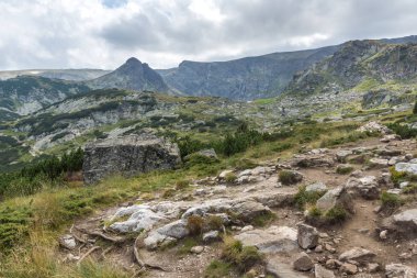 Bulgaristan 'ın Yedi Rila Gölü yakınlarındaki Rila Mountan' ın Yaz Manzarası