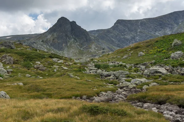 Bulgaristan 'ın Yedi Rila Gölü yakınlarındaki Rila Mountan' ın Yaz Manzarası
