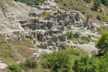 Kuzey Makedonya Cumhuriyeti Kratovo kasabası yakınlarındaki Kuklica'nın Taş Bebekleri Kaya formasyonunun yaz manzarası