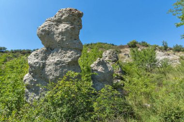 Kuzey Makedonya Cumhuriyeti Kratovo kasabası yakınlarındaki Kuklica'nın Taş Bebekleri Kaya formasyonunun yaz manzarası