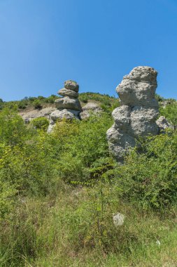 Kuzey Makedonya Cumhuriyeti Kratovo kasabası yakınlarındaki Kuklica'nın Taş Bebekleri Kaya formasyonunun yaz manzarası