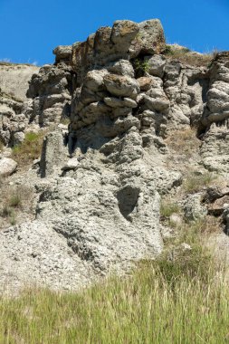 Kuzey Makedonya Cumhuriyeti Kratovo kasabası yakınlarındaki Kuklica'nın Taş Bebekleri Kaya formasyonunun yaz manzarası