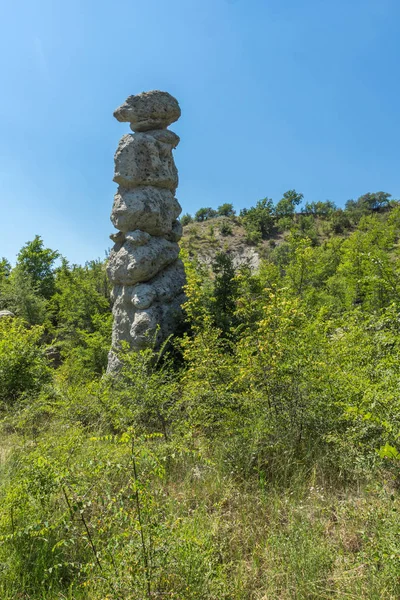 岩の形成の夏の風景 北マケドニア共和国クラトヴォの町の近くにククリカの石人形 — ストック写真