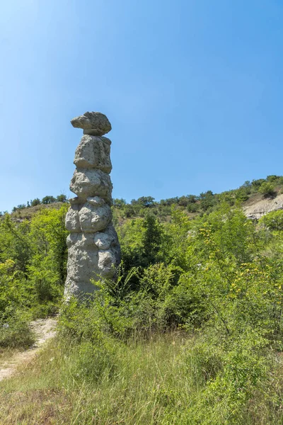 岩の形成の夏の風景 北マケドニア共和国クラトヴォの町の近くにククリカの石人形 — ストック写真
