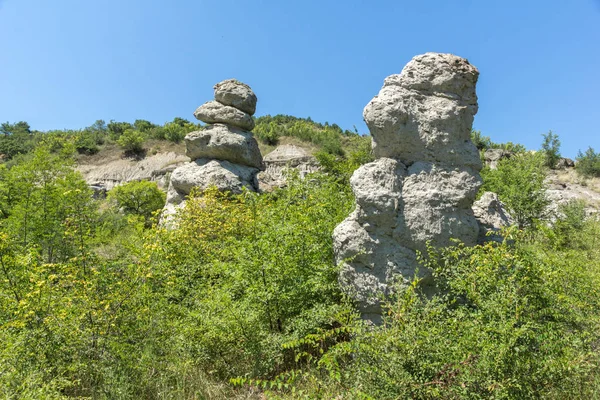 岩の形成の夏の風景 北マケドニア共和国クラトヴォの町の近くにククリカの石人形 — ストック写真