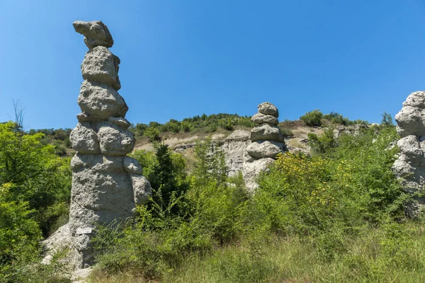 岩の形成の夏の風景 北マケドニア共和国クラトヴォの町の近くにククリカの石人形 — ストック写真