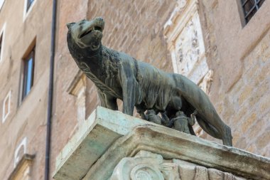 Rome, İtalya - 23 Haziran 2017: Kurt heykeli Romulus ve Remus yılında Roma, İtalya, şehrin Capitoline Tepesi üzerinde