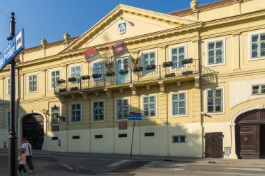 Sremski Karlovci, Voyvodina, Sırbistan - 11 Kasım 2018: Srijemski Karlovci şehir merkezinin panoramik manzarası, Voyvodina, Sırbistan