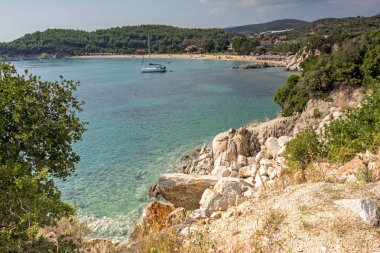 Sithonia yarımadasında Tristinikouda Plajı ile deniz manzarası, Chalkidiki, Orta Makedonya, Yunanistan