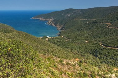 Sithonia yarımadasında Mamba Beach Ampelos yakınlarındaki sahil şeridi panoraması, Chalkidiki, Orta Makedonya, Yunanistan