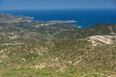 Sithonia yarımadasında Mamba Beach Ampelos yakınlarındaki sahil şeridi panoraması, Chalkidiki, Orta Makedonya, Yunanistan
