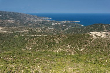 Sithonia yarımadasında Mamba Beach Ampelos yakınlarındaki sahil şeridi panoraması, Chalkidiki, Orta Makedonya, Yunanistan