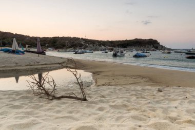 Sithonia yarımadasındaki Kalamitsi Plajı'nın Muhteşem Gündoğumu Panoraması, Chalkidiki, Orta Makedonya, Yunanistan