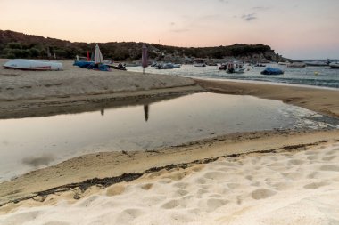 Sithonia yarımadasındaki Kalamitsi Plajı'nın Muhteşem Gündoğumu Panoraması, Chalkidiki, Orta Makedonya, Yunanistan