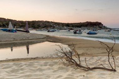 Sithonia yarımadasındaki Kalamitsi Plajı'nın Muhteşem Gündoğumu Panoraması, Chalkidiki, Orta Makedonya, Yunanistan