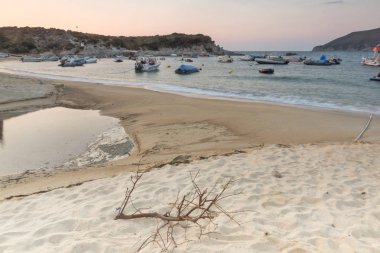 Sithonia yarımadasındaki Kalamitsi Plajı'nın Muhteşem Gündoğumu Panoraması, Chalkidiki, Orta Makedonya, Yunanistan