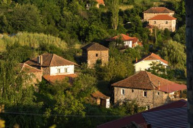 Lesnovo, Kuzey Makedonya - 21 Temmuz 2018: Osogovo Dağı'ndaki Lesnovo köyündeki eski evler, Probistip bölgesi, Kuzey Makedonya Cumhuriyeti