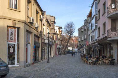 Plovdiv, Bulgaristan - 10 Şubat 2019: Bulgaristan'ın Plovdiv şehrinin merkezinde pedest sokaklarının gün batımı görünümü