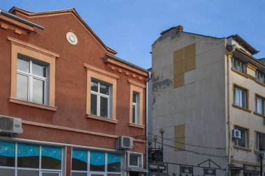 Plovdiv, Bulgaristan - 10 Şubat 2019: Bulgaristan'ın Plovdiv şehrinin merkezinde pedest sokaklarının gün batımı görünümü