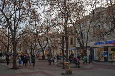 Plovdiv, Bulgaristan - 10 Şubat 2019: Plovdiv şehrinde merkezi yaya caddesi Knyaz Alexander I gün batımı görünümü, Bulgaristan