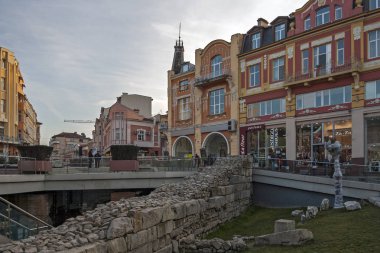 Plovdiv, Bulgaristan - 10 Şubat 2019: Plovdiv şehrinde merkezi yaya caddesi Knyaz Alexander I gün batımı görünümü, Bulgaristan