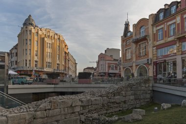 Plovdiv, Bulgaristan - 10 Şubat 2019: Plovdiv şehrinde merkezi yaya caddesi Knyaz Alexander I gün batımı görünümü, Bulgaristan
