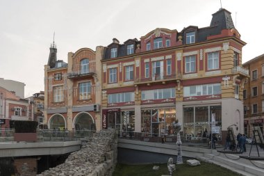 Plovdiv, Bulgaristan - 10 Şubat 2019: Plovdiv şehrinde merkezi yaya caddesi Knyaz Alexander I gün batımı görünümü, Bulgaristan