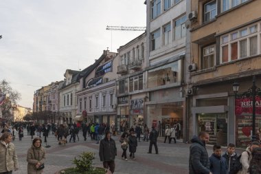 Plovdiv, Bulgaristan - 10 Şubat 2019: Plovdiv şehrinde merkezi yaya caddesi Knyaz Alexander I gün batımı görünümü, Bulgaristan
