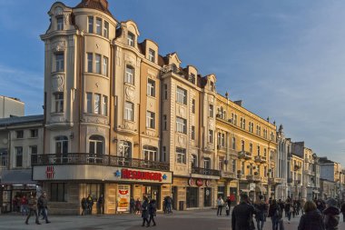 Plovdiv, Bulgaristan - 10 Şubat 2019: Plovdiv şehrinde merkezi yaya caddesi Knyaz Alexander I gün batımı görünümü, Bulgaristan