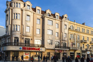 Plovdiv, Bulgaristan - 10 Şubat 2019: Plovdiv şehrinde merkezi yaya caddesi Knyaz Alexander I gün batımı görünümü, Bulgaristan