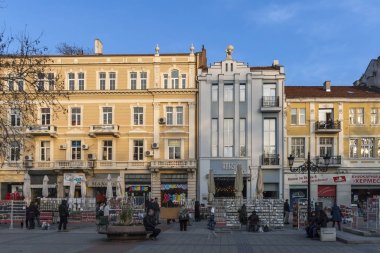 Plovdiv, Bulgaristan - 10 Şubat 2019: Plovdiv şehrinde merkezi yaya caddesi Knyaz Alexander I gün batımı görünümü, Bulgaristan