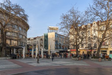 Plovdiv, Bulgaristan - 10 Şubat 2019: Plovdiv şehrinde merkezi yaya caddesi Knyaz Alexander I gün batımı görünümü, Bulgaristan