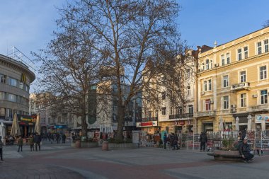 Plovdiv, Bulgaristan - 10 Şubat 2019: Plovdiv şehrinde merkezi yaya caddesi Knyaz Alexander I gün batımı görünümü, Bulgaristan
