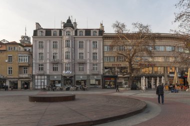 Plovdiv, Bulgaristan - 10 Şubat 2019: Plovdiv şehrinde merkezi yaya caddesi Knyaz Alexander I gün batımı görünümü, Bulgaristan