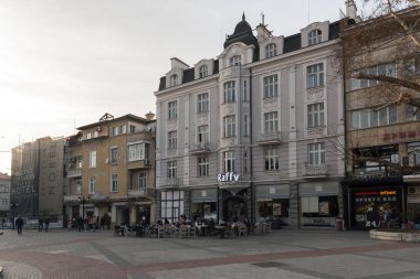 Plovdiv, Bulgaristan - 10 Şubat 2019: Plovdiv şehrinde merkezi yaya caddesi Knyaz Alexander I gün batımı görünümü, Bulgaristan