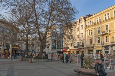 Plovdiv, Bulgaristan - 10 Şubat 2019: Plovdiv şehrinde merkezi yaya caddesi Knyaz Alexander I gün batımı görünümü, Bulgaristan