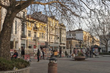 Plovdiv, Bulgaristan - 10 Şubat 2019: Plovdiv şehrinde merkezi yaya caddesi Knyaz Alexander I gün batımı görünümü, Bulgaristan
