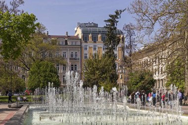 Sofya, Bulgaristan - 24 Nisan 2019: Sofya'daki Ulusal Tiyatro Ivan Vazov'un önündeki Çeşme, Bulgaristan