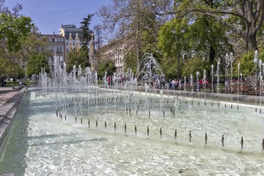 Sofya, Bulgaristan - 24 Nisan 2019: Sofya'daki Ulusal Tiyatro Ivan Vazov'un önündeki Çeşme, Bulgaristan